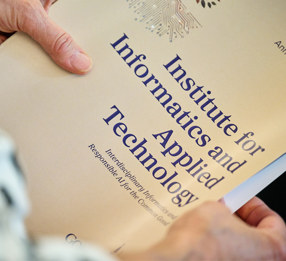 Иллюстрация студента, пишущего, рядом с ним — робот ИИ с открытым мозгом.